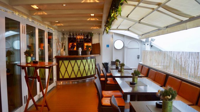 Die P'tit Bar ist auch ein Raucherbereich an Bord
