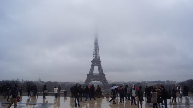 Vom Nebel eingehüllter Eiffelturm