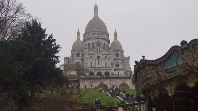 Majestätisch thront die Kirche Sacré-Coeur de Montmartre über der Stadt