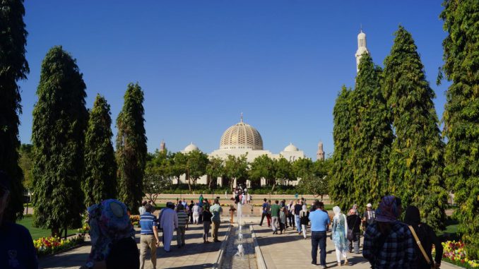 Die Sultan-Qaboos-Moschee im Sonnenschein