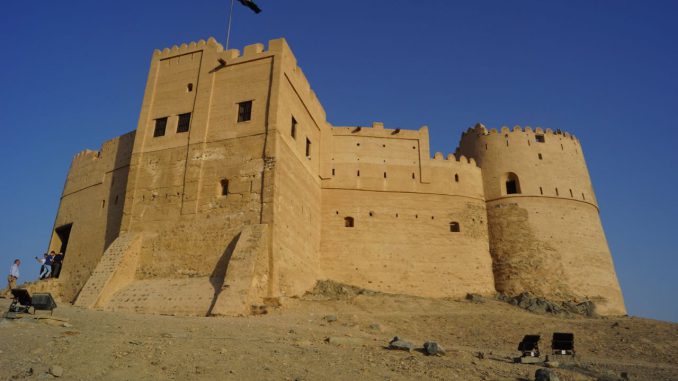 Das majestätische Fujairah Fort vor den Toren der Stadt