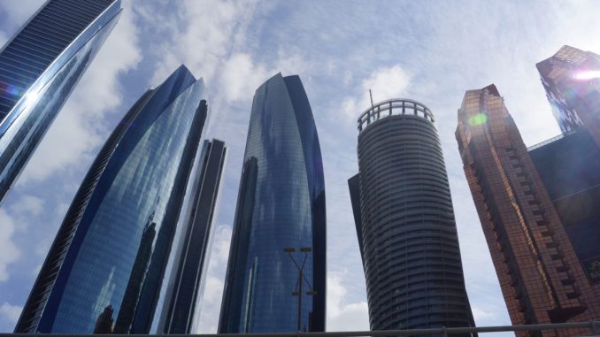 Abu Dhabis Hochhäuser vom Big Bus aus gesehen
