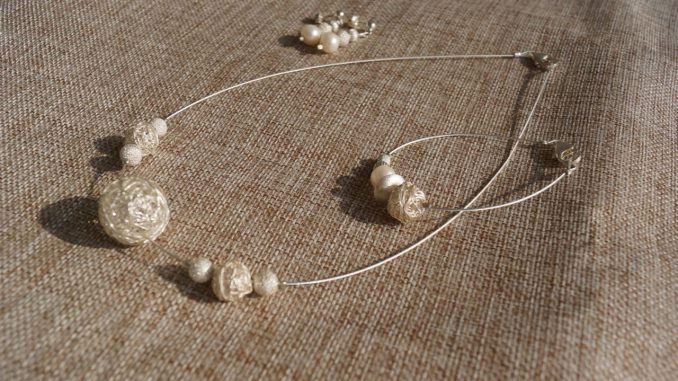 Selbstgemachter Schmuck aus dem Atelier