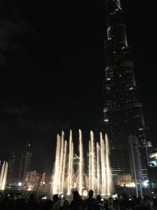 Nächtliche Dubai Fountains vor dem Burj Khalifa
