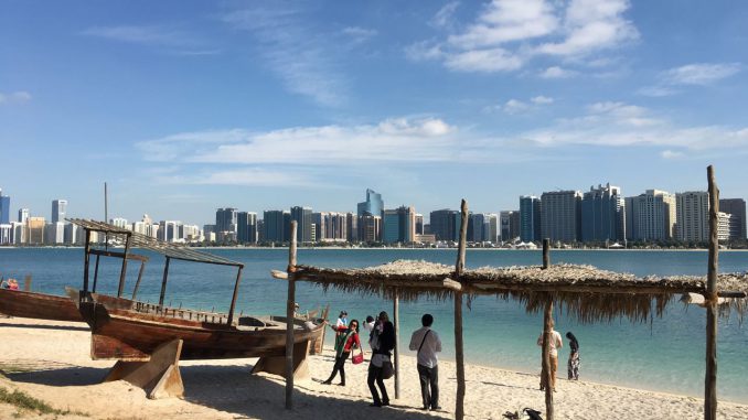 Ausblick auf Abu Dhabis Skyline vom Heritage Center