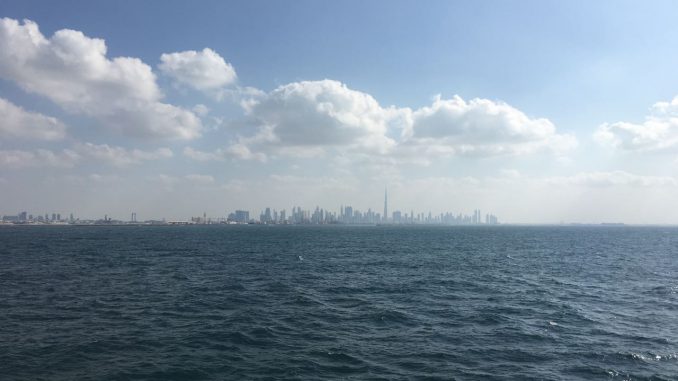 Ausblick nach dem Ablegen auf Dubais Skyline