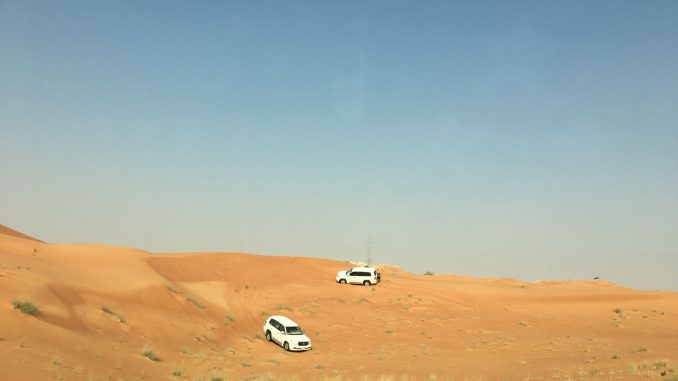Die Jeeps jagen durch die Wüste