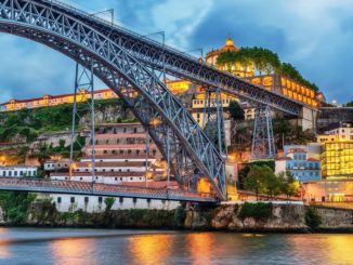 Portos Wahrzeichen: Die Bogenbrücke Ponte Dom Luís I Foto: A-ROSA Kreuzfahrten