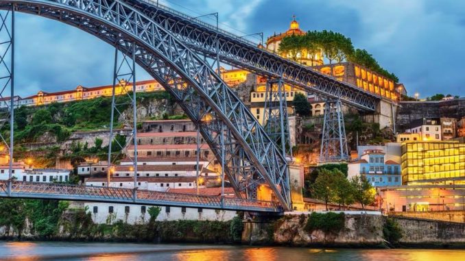 Portos Wahrzeichen: Die Bogenbrücke Ponte Dom Luís I Foto: A-ROSA Kreuzfahrten