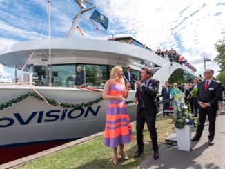 Barbara Schöneberger und Guido Laukamp bei der Taufe der nickoVISION im Frankfurter Hafen. Foto: nicko cruises/Julia Reisinger