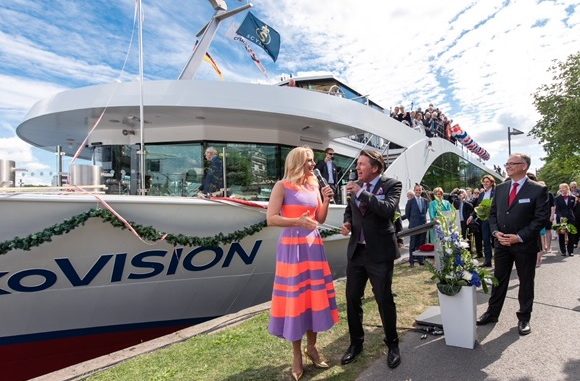 Barbara Schöneberger und Guido Laukamp bei der Taufe der nickoVISION im Frankfurter Hafen. Foto: nicko cruises/Julia Reisinger