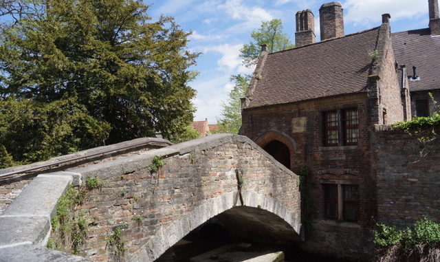 Die Bonifatiusbrücke im Rücken der Liebfrauenkirche