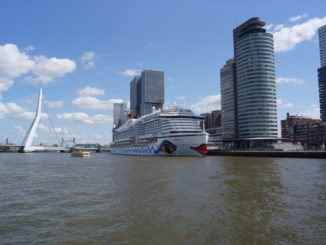 Die AIDAperla vor der Erasmusbrücke in Rotterdam