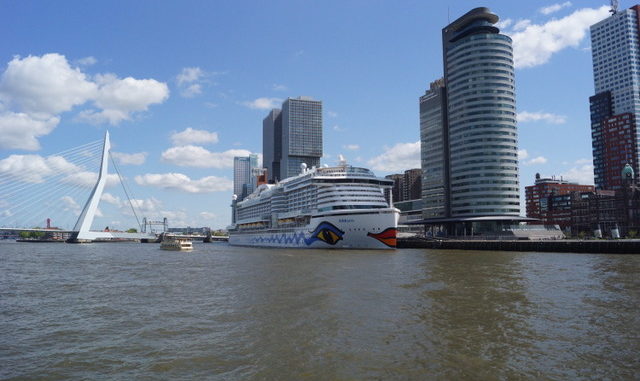 Die AIDAperla vor der Erasmusbrücke in Rotterdam