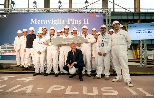 MSC Cruises Executive Chairman Pierfrancesco Vago und die Mitarbeiter von STX France feiern den Stahlschnitt der MSC Virtuosa