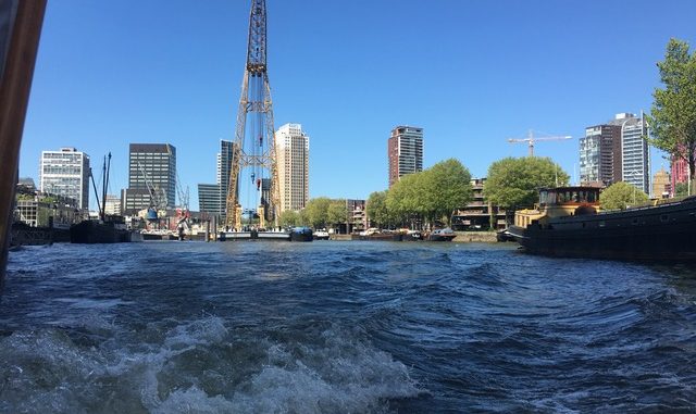 Blick aus dem Wassertaxi auf den Leuvehafen