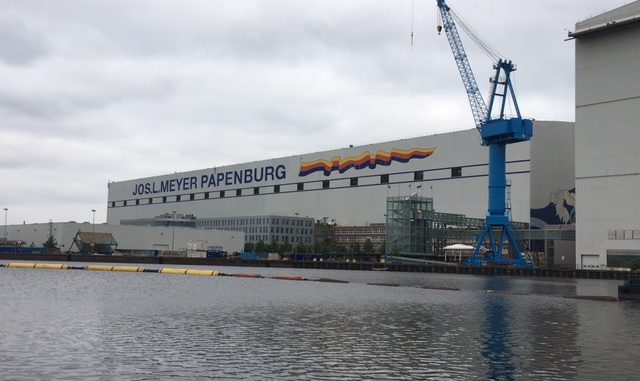 Fast zehn Meter hoch sind die Buchstaben an der Halle