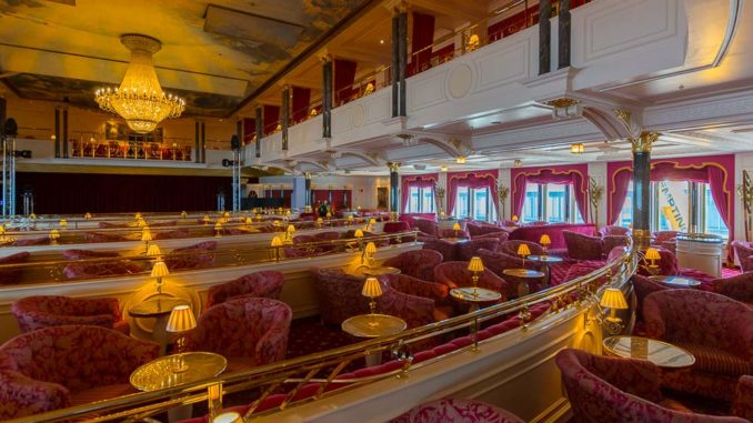 Im Kaisersaal wird das Showprogramm aufgeführt