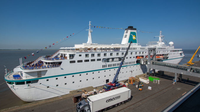 Die MS Deutschland an der Columbuskaje in Bremerhaven