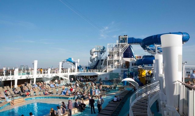 Blick über das Pooldeck der Norwegian Bliss