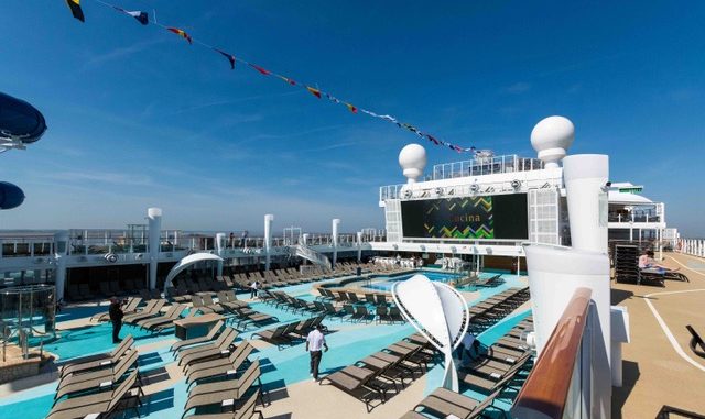 Viel Platz in Sonne und Schatten auf dem Pooldeck