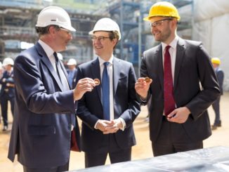 Lance Batchelor (CEO der SAGA Group), Sir Sebastian Wood (britischer Botschafter) und Tim Meyer (Geschäftsführer der Meyer Werft) mit dem "Glückscent". Foto: Michael Wessels / Meyer Werft