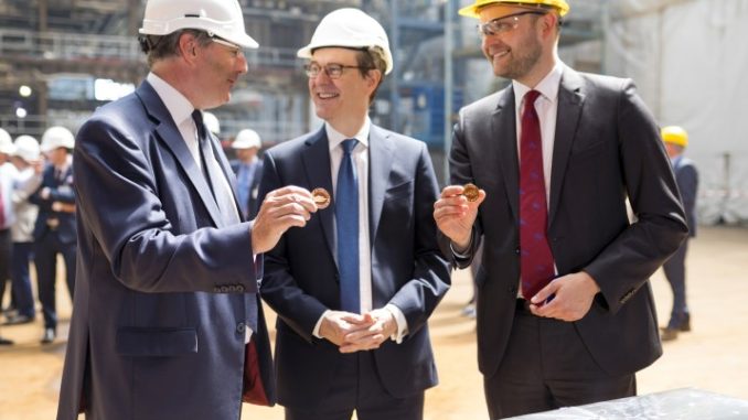 Lance Batchelor (CEO der SAGA Group), Sir Sebastian Wood (britischer Botschafter) und Tim Meyer (Geschäftsführer der Meyer Werft) mit dem "Glückscent". Foto: Michael Wessels / Meyer Werft