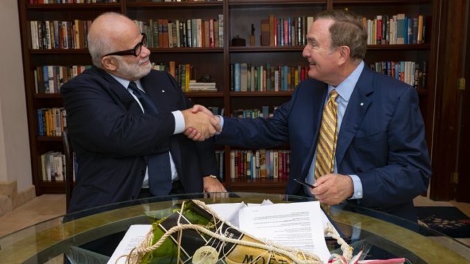 Manfredi Lefebvre (Silversea Cruises) und Richard Fain besiegeln das Geschäft. Foto: Royal Caribbean Cruises Ltd,