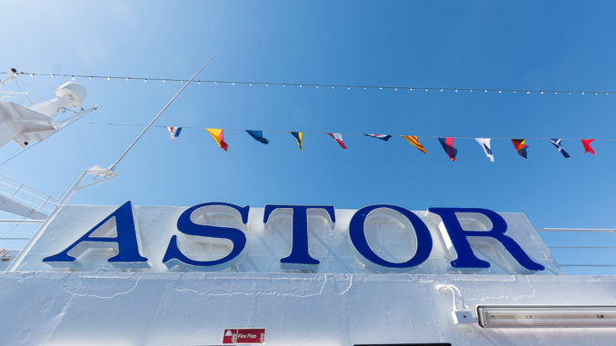 Die MS Astor bei strahlend blauem Himmel