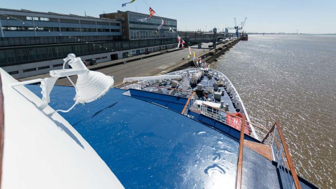 Blick vom Sonnendeck über den Bug der MS Astor