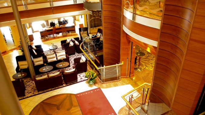 Das elegante Atrium der MS Europa