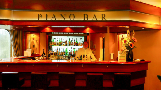 Die Piano Bar im Atrium der MS Europa