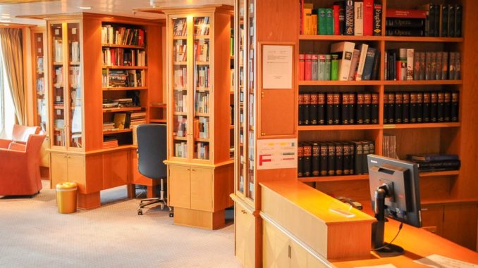 Ein Einblick in die Bibliothek an Bord 