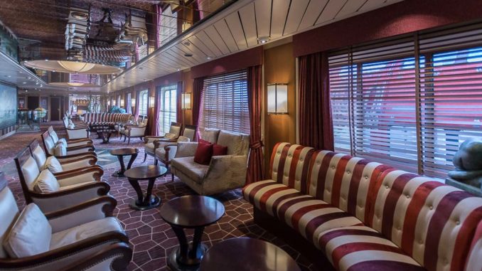 Die Bars wie hier die Explorer's Lounge bieten oftmals einen guten Blick nach draußen