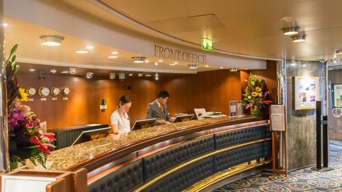 Der Rezeptionsbereich der MS Prinsendam