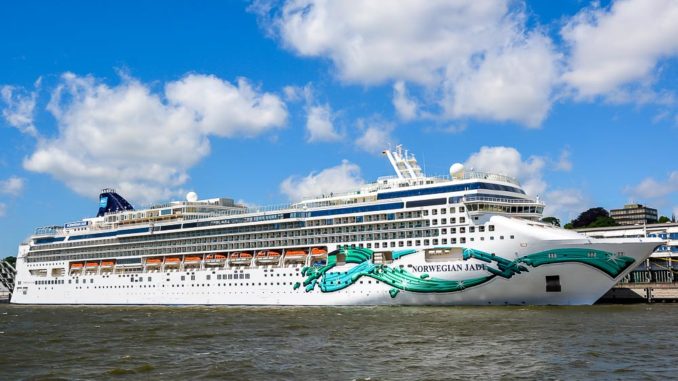 Die Norwegian Jade am Kreuzfahrtterminal in Hamburg Altona