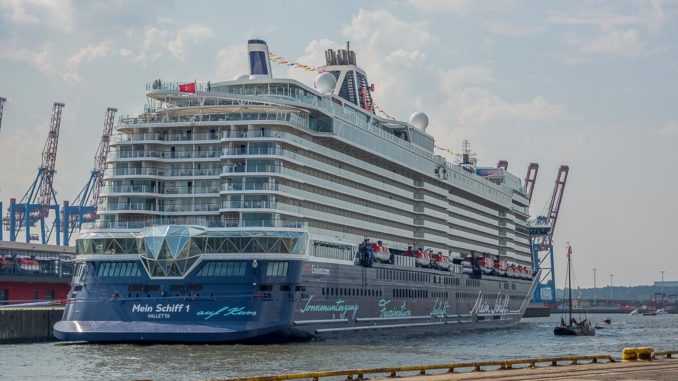 Das Heck der Neuen Mein Schiff 1 von TUI Cruises mit dem neuen Diamanten