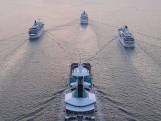 Die Phoenix Reisen Flotte beim Auslaufen aus Bremerhaven. Foto: Phoenix Reisen