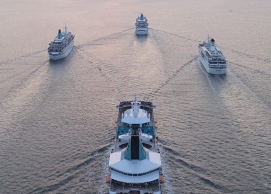 Die Phoenix Reisen Flotte beim Auslaufen aus Bremerhaven. Foto: Phoenix Reisen