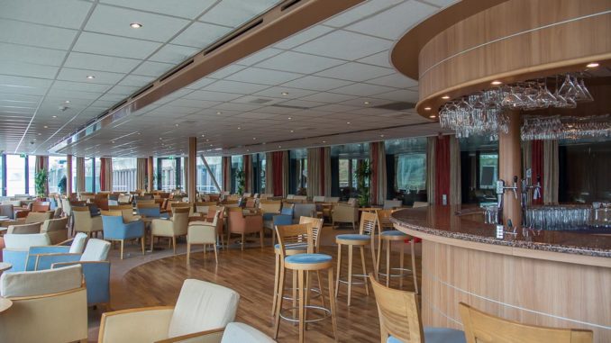 Die Lounge der MS Rhein Melodie mit Bar