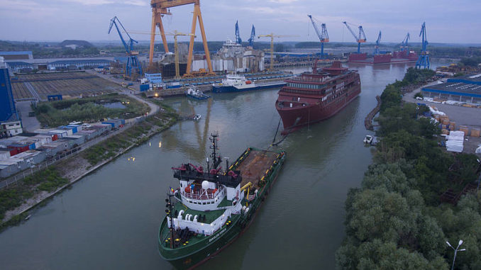 Der 6500 Tonnen schwere Schiffskörper auf dem Weg nach Norwegen. Foto: Bogdan Vasilescu/Hapag-Lloyd Cruises
