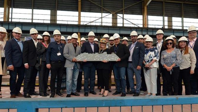 Der Bau der Celebrity Apex hat mit dem Stahlschnitt begonnen. Foto: Celebrity Cruises