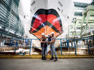 Familie Mirza vor dem Bug der AIDAnova auf der Meyer Werft. Foto: AIDA Cruises