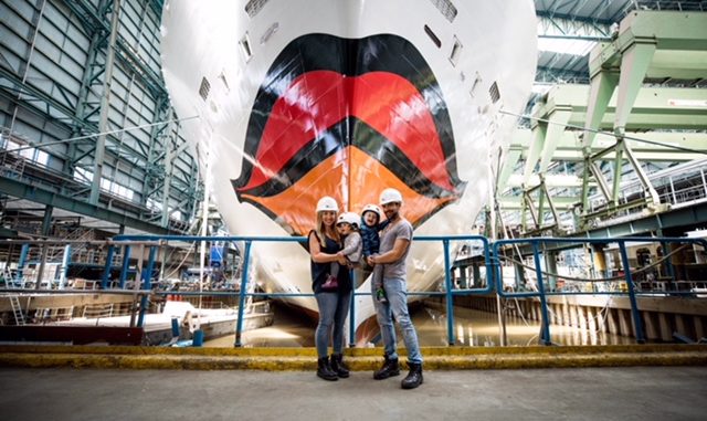 Familie Mirza vor dem Bug der AIDAnova auf der Meyer Werft. Foto: AIDA Cruises