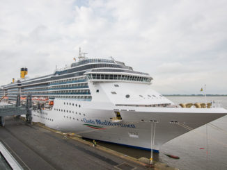 Die Costa Mediterranea an der Pier in Bremerhaven