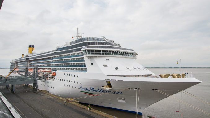 Die Costa Mediterranea an der Pier in Bremerhaven