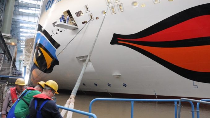 Die AIDAnova hat am Dienstagabend das Baudock der Meyer Werft verlassen. Foto: Christoph Assies