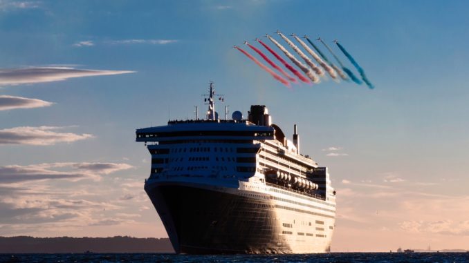 Die Queen Mary 2 wird von den RAF Red Arrows begleitet. Foto: Christopher Ison
