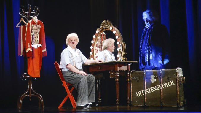 Bernhard Paul auf der Hologrammbühne der Mein Schiff 6. Foto: Franziska Krug/Getty Images for TUI Cruises