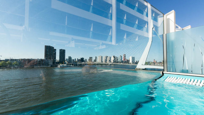 Aussicht auf Rotterdam aus dem Infinitypool